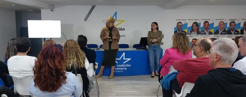 Esther Monzón con los militantes del comité insular de CC.
