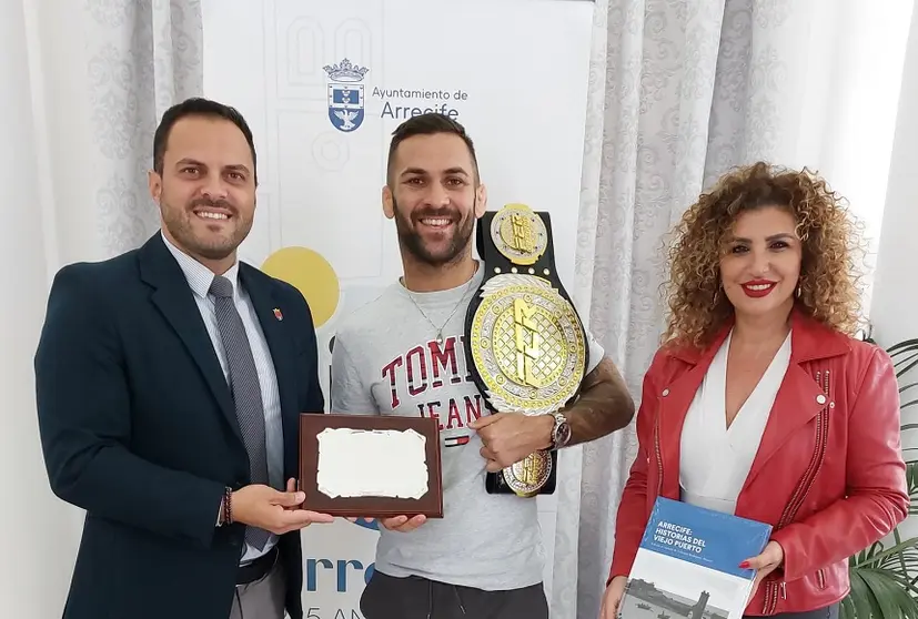 Yonathan de León y Eli Merino junto a Echer Sosa en el Ayuntamiento de Arrecife.