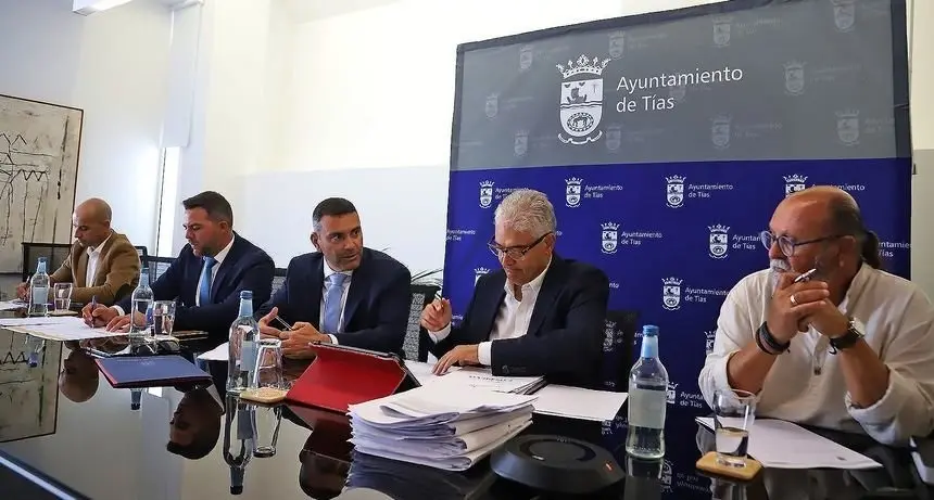 Oswaldo Betancort junto a José Juan Cruz en una visita institucional.