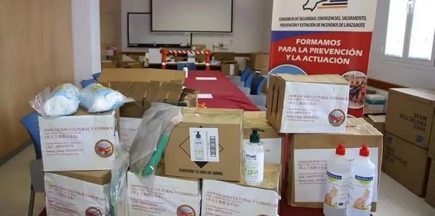 Material médico donado por una Asociación Cultural china al Cabildo de Lanzarote en plena pandemia