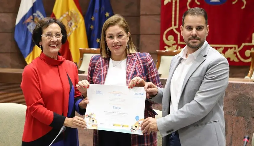 El concejal de Tinajo con la presidenta del Parlamento y la representante de Unicef