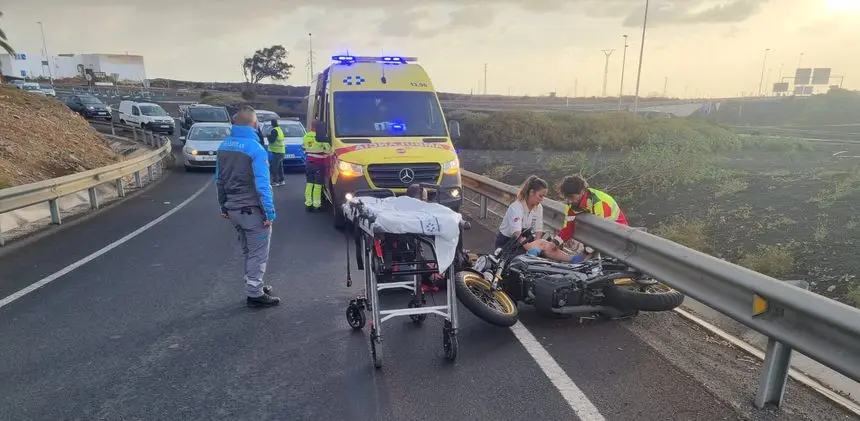 Momento de la llegada de los sanitarios al lugar del accidente