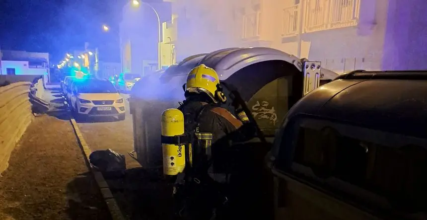 Momento de la llegada de uno de los bomberos para tratar de salvar los contenedores de la calle Aires de Lima
