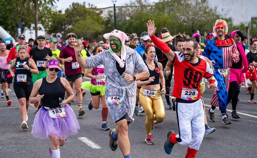 Imagen de la salida de la carrera con algunos de los participantes