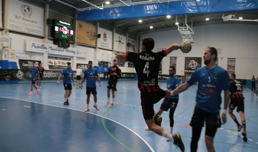 Jugador del San José Obrero realizando un lanzamiento.