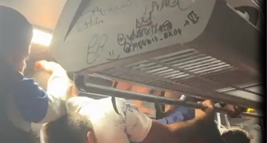 Imagen de la última trifulca vivida en una guagua con los menores inmigrantes de La Santa.
