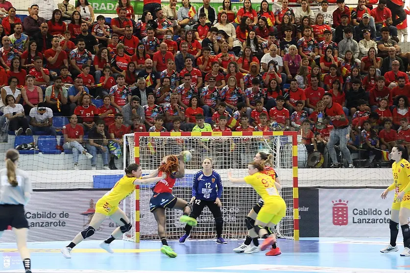 Jugadora de la selección española penetrando la defensa macedonia.