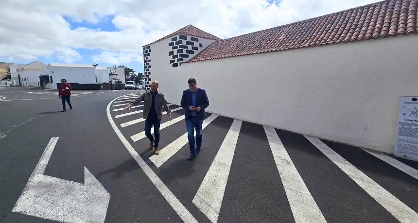 Isidro Pérez y Raúl de León junto al entorno de la Casa Ajei.