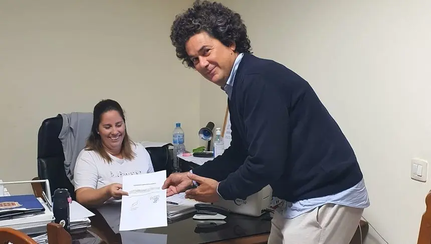 Juan Carlos Albuixech registrando su candidatura.