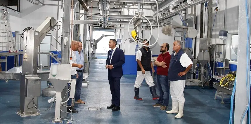 Oswaldo Betancort visitando el matadero.