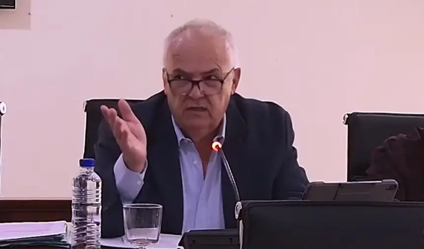 Eugenio Hernández, portavoz de Vox, en un pleno del Ayuntamiento de Arrecife.