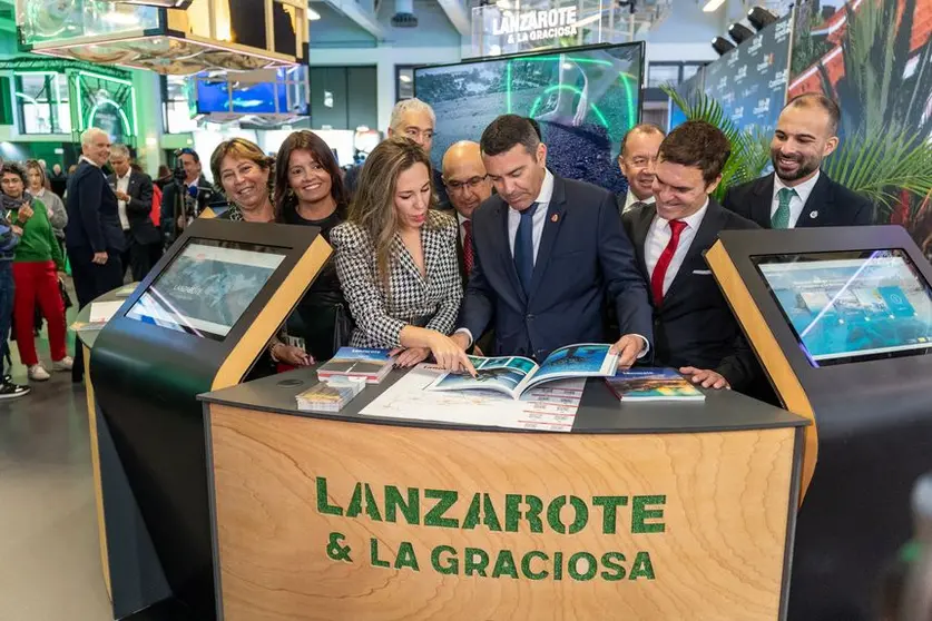Delegación lanzaroteña en la ITB con la consejera de Turismo del Gobierno de Canarias, Jessica de León.