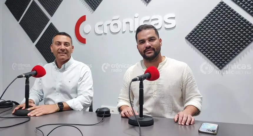 Jesús Machín con Oswaldo Betancort en el estudio de Crónicas Radio.