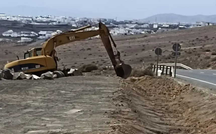 Pala mecánica realizando la zanja en la zona cercana a las Grietas donde aparcan los turistas.