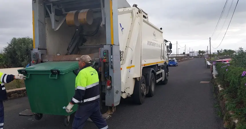 Imagen de unos operarios del servicio en el norte de la Isla.