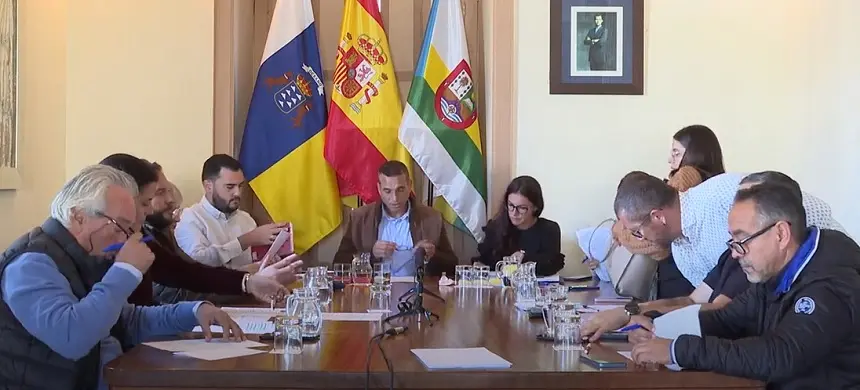 Imagen de un pleno en el Ayuntamiento de Haría. 