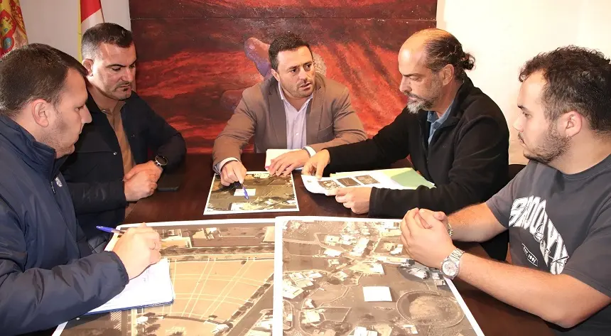 Representantes del Ayuntamiento de Yaiza junto a técnicos del Cabildo de Lanzarote.