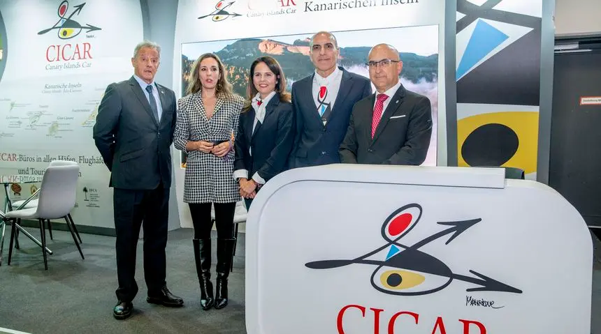 La consejera de Turismo del Gobierno de Canarias visitando el mostrador de CICAR.