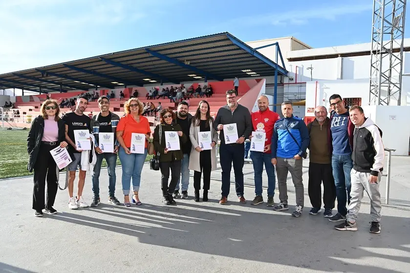 Representantes de los clubes deportivos junto al alcalde y la concejal presentando el proyecto.