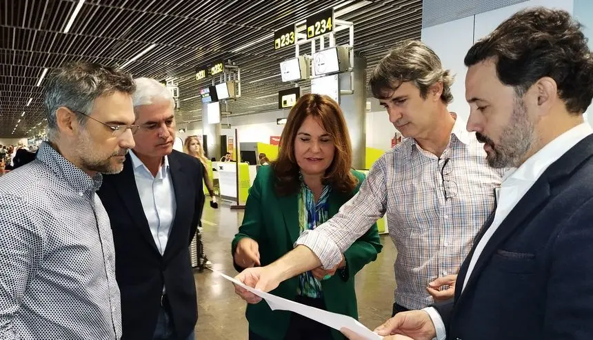 Imagen de los diputados del PP en el aeropuerto.