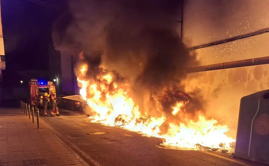 Uno de los incendios provocados esta noche en Arrecife.