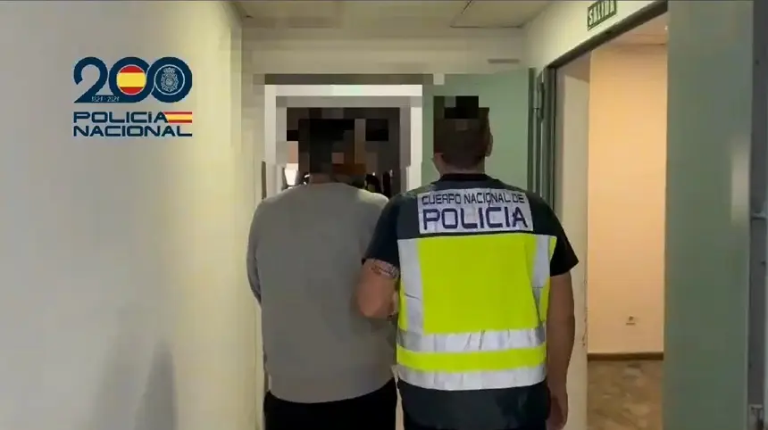 Policía Nacional deteniendo al autor de los robos durante el carnaval de Arrecife.