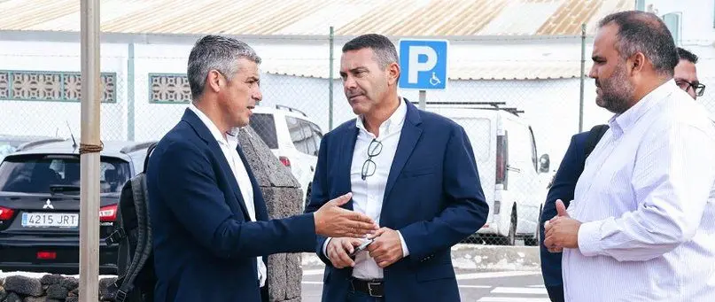 Narvay Quintero hablando con Oswaldo Betancort y Samuel Martín en una de sus visitas a Lanzarote.