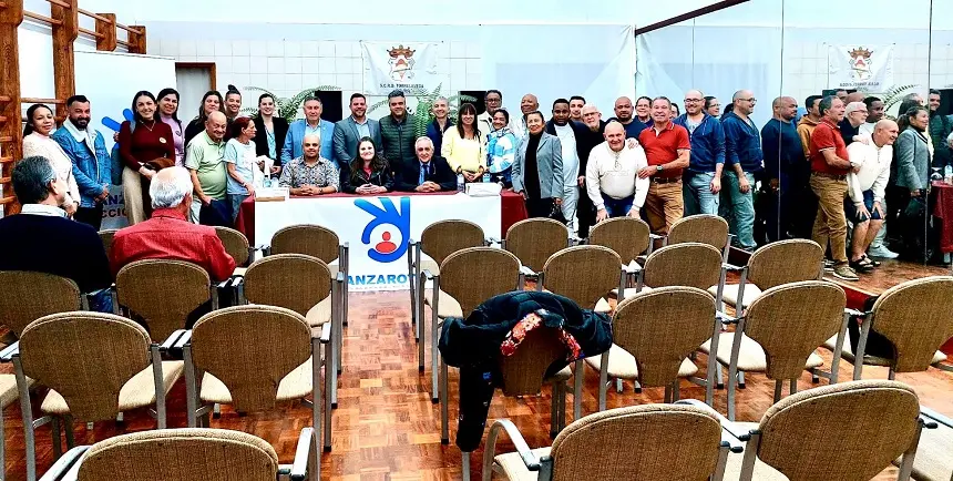 Foto de familia de la organización durante su presentación.