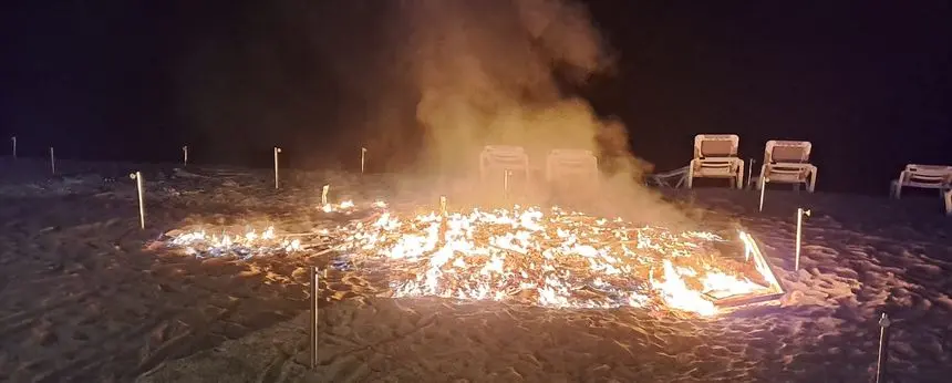 Imagen de las hamacas totalmente calcinadas