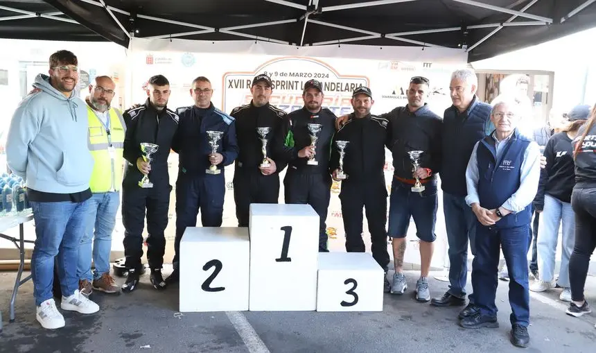 Los ganadores de la prueba junto a autoridades y personalidades como el alcalde de Tías