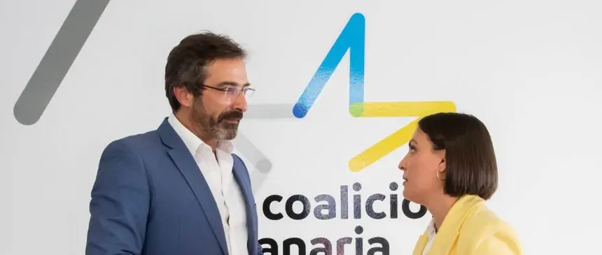 Pedro San Ginés charlando con la todavía secretaria general de su partido, Migdalia Machín
