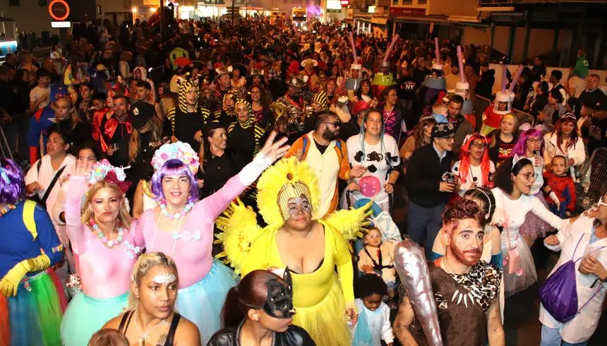 Imagen de la gente llenando el coso de Playa Blanca