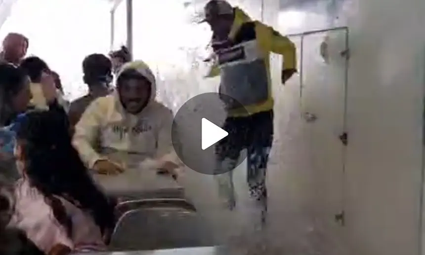Momento en el que entra el agua en la zona en la que se encontraban los pasajeros