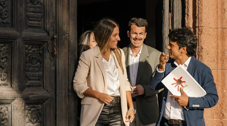 Marcos Bergaz charlando con sus compañeros a la salida de un pleno en Teguise.