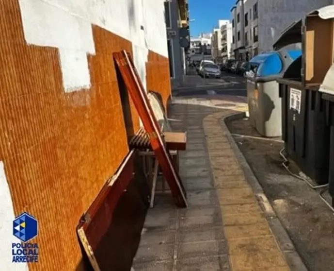 Actuación de la Policía Local de Arrecife contra vertidos de enseres en la vía pública