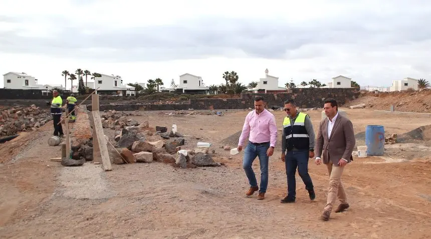 El alcalde de Yaiza y el concejal de Deportes este lunes visitando la obra.