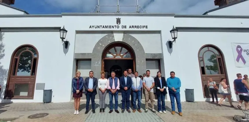 Imagen de los integrantes del Gobierno y de la oposición durante el minuto de silencio.