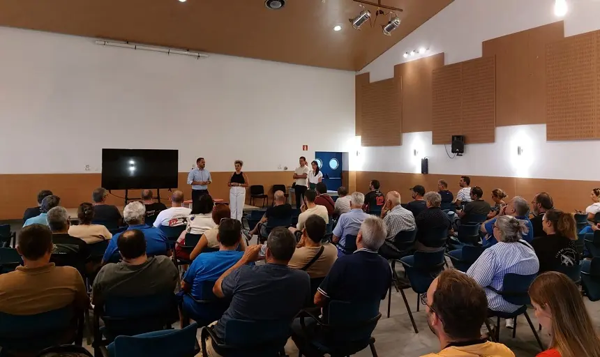 El alcalde de Arrecife, Yonathan de León,y la concejala de Deportes, Eli Merino, en una reunión  celebrada con todos los clubes deportivos 