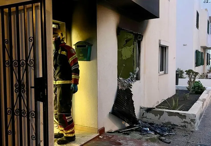 Un bombero interviene en el incendio de la vivienda de Arrecife.