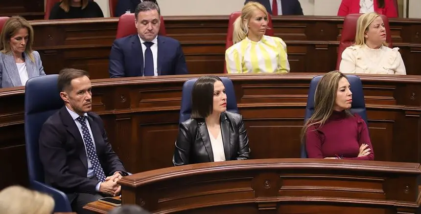Migdalia Machín y sus compañeros del Gobierno siguiendo atentos el discurso del presidente.