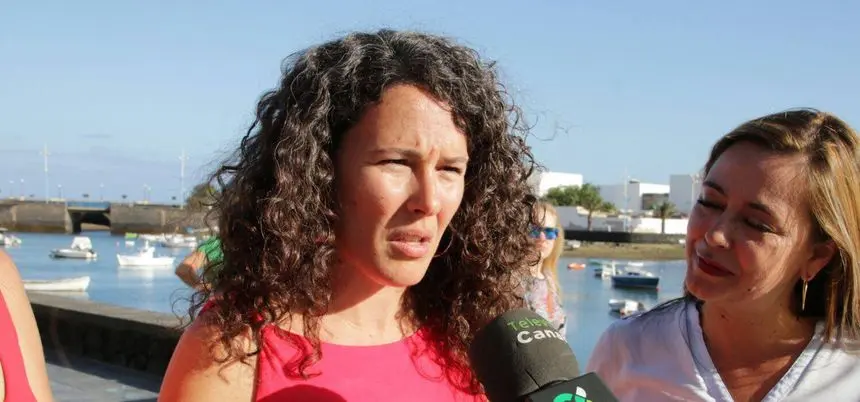 Ariagona González con su compañera María Dolores Corujo en el Charco de San Ginés.