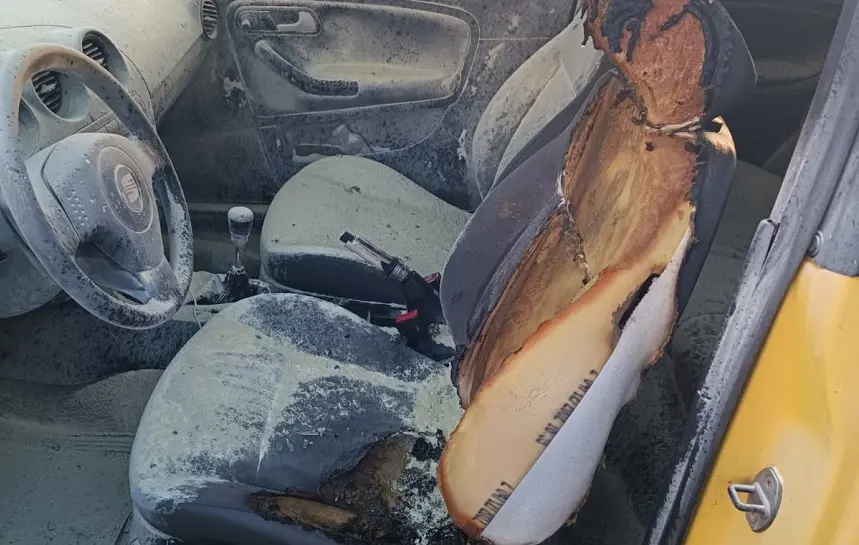 Interior del vehículo tras la extinción del fuego.