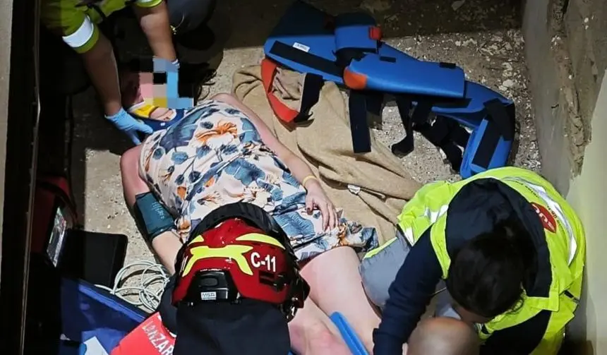 Los bomberos rescatan a la mujer precipitada en Playa Blanca.