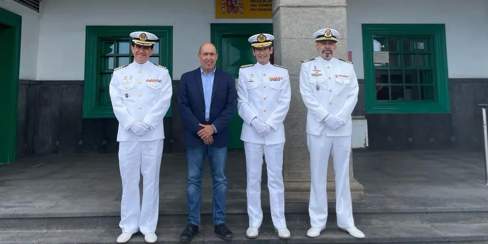 Pedro Viera con los representantes de la Marina en la puerta de la Dirección Insular.
