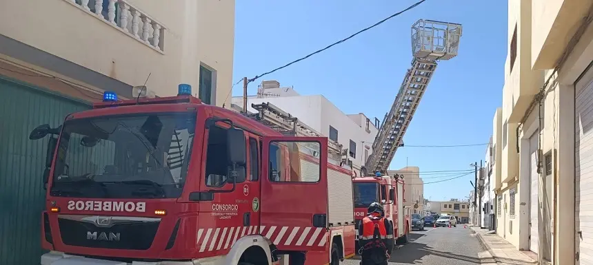Bomberos del Consorcio de Seguridad y Emergencias durante la actuación.