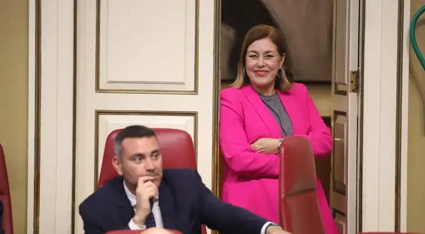 Oswaldo Betancort junto a la presidenta del Parlamento, Astrid Pérez, en el Debate del Estado de la Nacionalidad Canaria.
