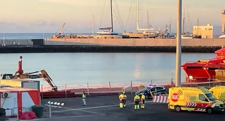 Los servicios de emergencia esperando la llegada de una patera a Puerto Naos
