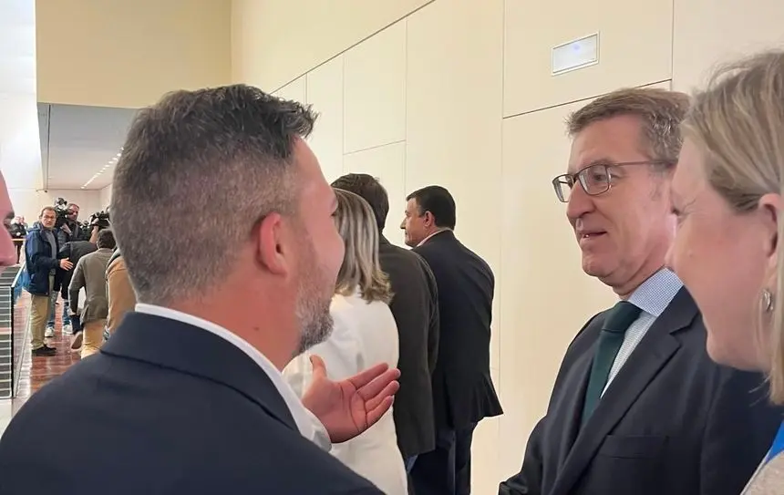Jacobo Medina saludiando a Feijoo este fin de semana en Ávila