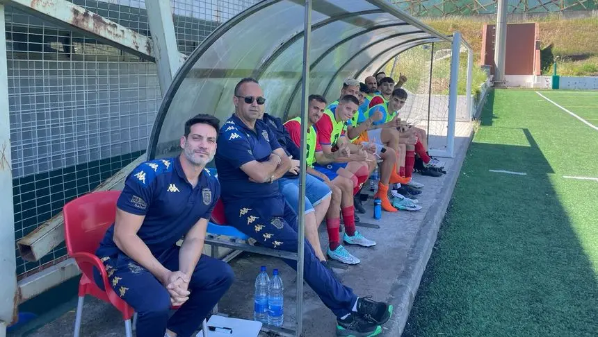Imagen del cuerpo técnico y de los jugadores del banquillo.