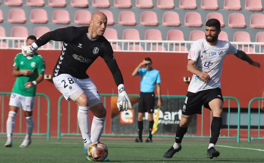 Uno de los momentos en el que el portero sureño tuvo que intervenir para sacar el balón jugado.